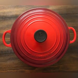 Le Creuset Vintage Dutch Oven 5 1/2 QT Cast Iron Signature Pot brand new in Red